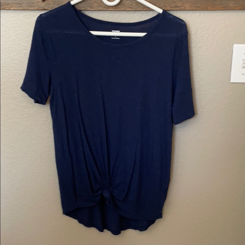 basic tee with added knot - Picture 2 of 3